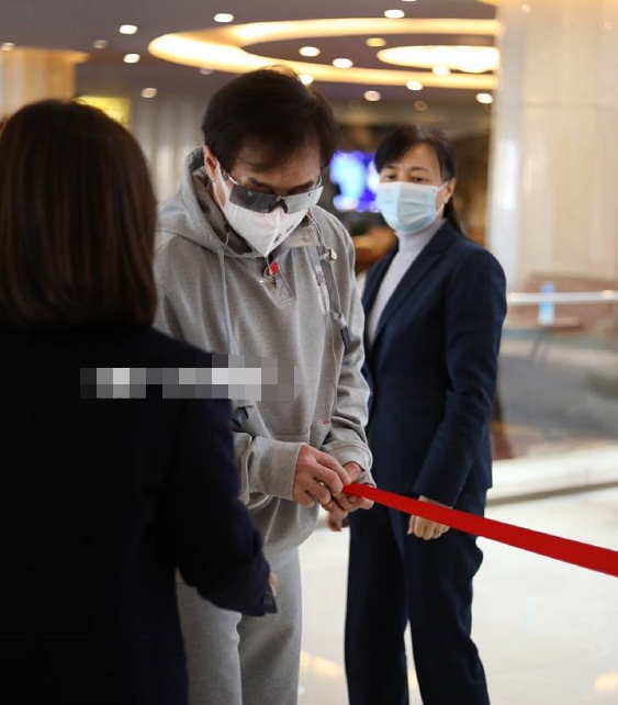 成龙|66岁成龙现身春晚大联排，戴万元绝版墨镜气场强，头发稀疏显老态