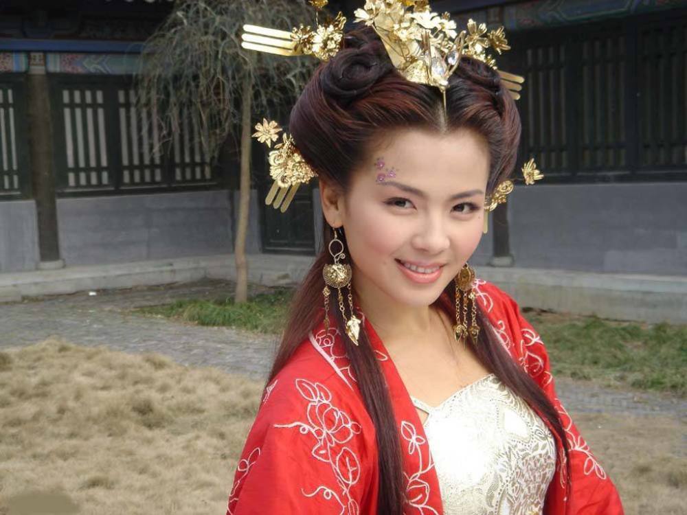 刘涛|40多岁的刘涛经历了各种波折，如今褪去淑女都青涩，多了女人味