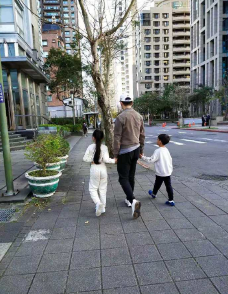 百里弘毅|大S发离婚声明！接受采访吐心声：很平静，我希望小菲永远过得比我好