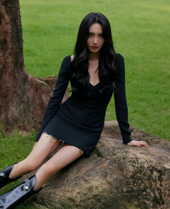 陈国富|29岁女演员,被拍到深夜跟导演回家后,又被拍到与外国男子带小孩