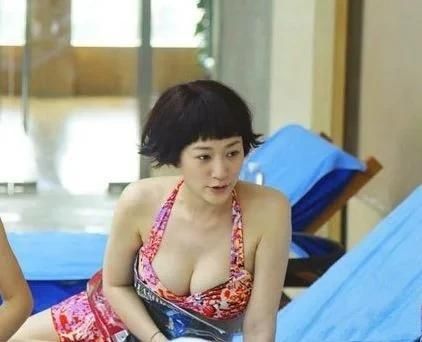 李小冉|李小冉穿“3D透视裙”，身材清晰可见，和钟汉良吻戏曝光？