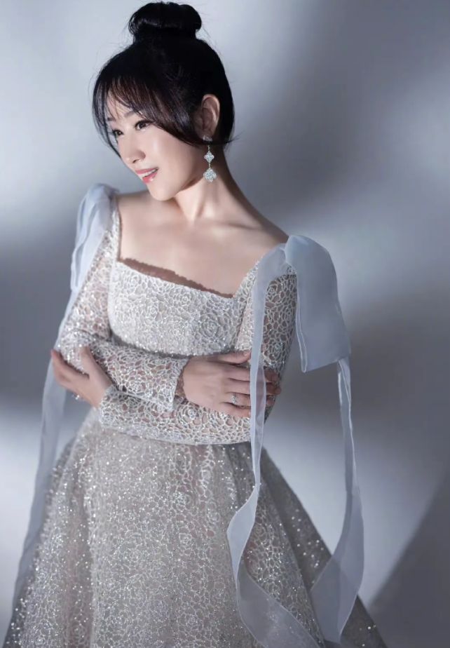 闲鱼有话说 50岁杨钰莹有扮嫩本钱,穿镂空长裙配丸子头,分明是25岁少女模样
