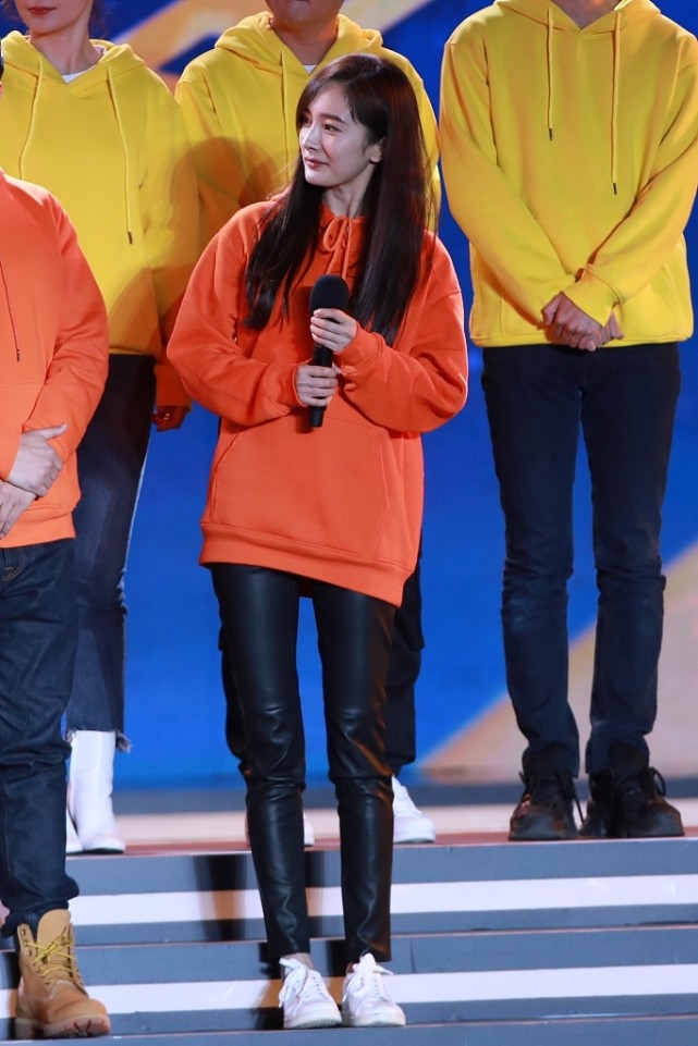 何超盈|杨幂还是换发型吧，和大11岁的林心如穿同色卫衣，看不出年龄差