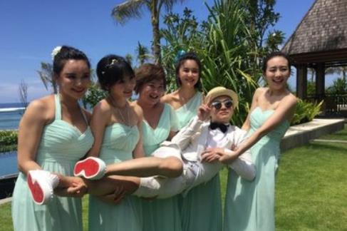 MARRY|34岁包文婧晒视频，表情严肃认真，下一秒就被女儿的搞怪动作逗笑