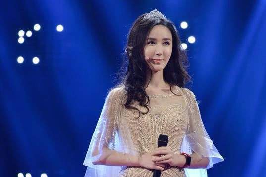 娄艺潇|曾经的“胡一菲”再也见不到了，网友捶胸表示惋惜