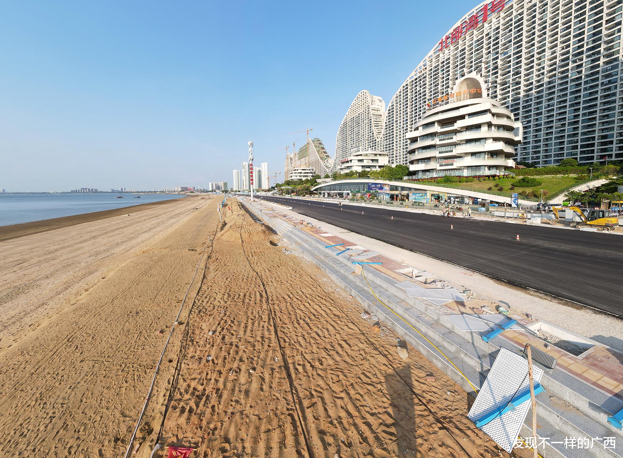 发现不一样的广西 漂亮！北海市最美景观大道：廉州湾大道主路完成最后路面铺设