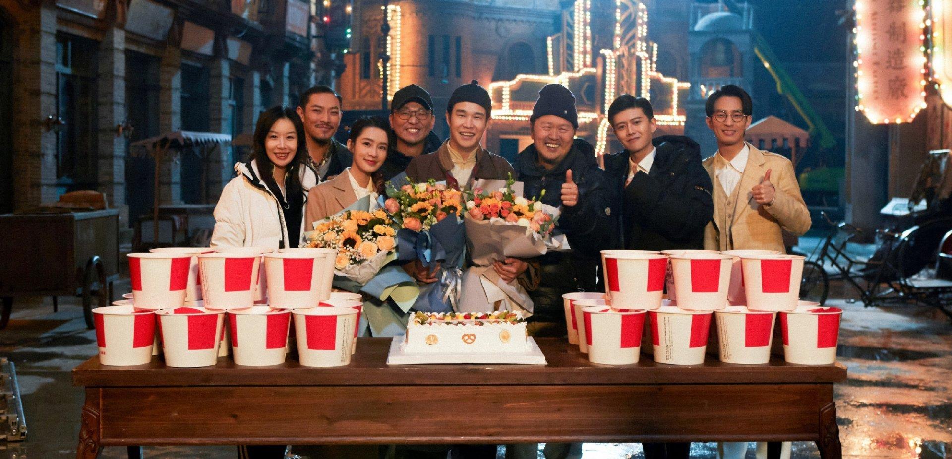 任嘉伦|请君即将杀青，任嘉伦小平眉跟大背头多少有些不搭，笑起来太甜