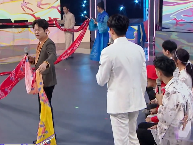 何炅|《你好星期六》冯禧当众叫蔡少芬大姐，何炅表情意味深长！没礼貌