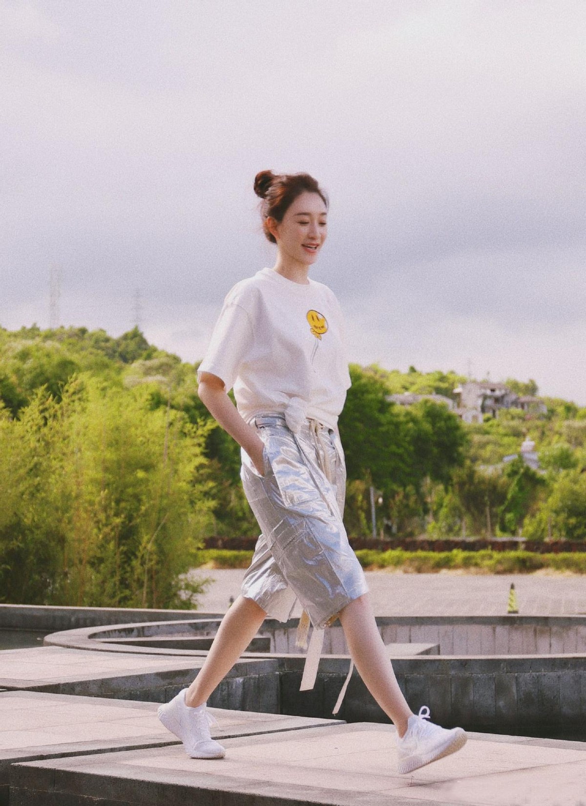 大表姐的时尚圈|45岁的李小冉真不显老,穿卡其套装优雅有活力,这气质还是很迷人