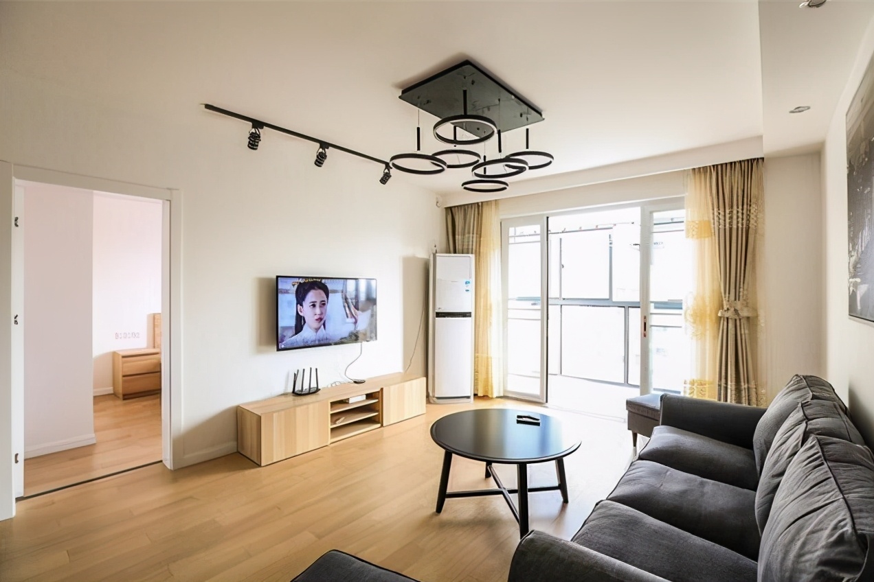 简约装修的新房入住，原木材料为主的设计更温馨，客厅效果最漂亮