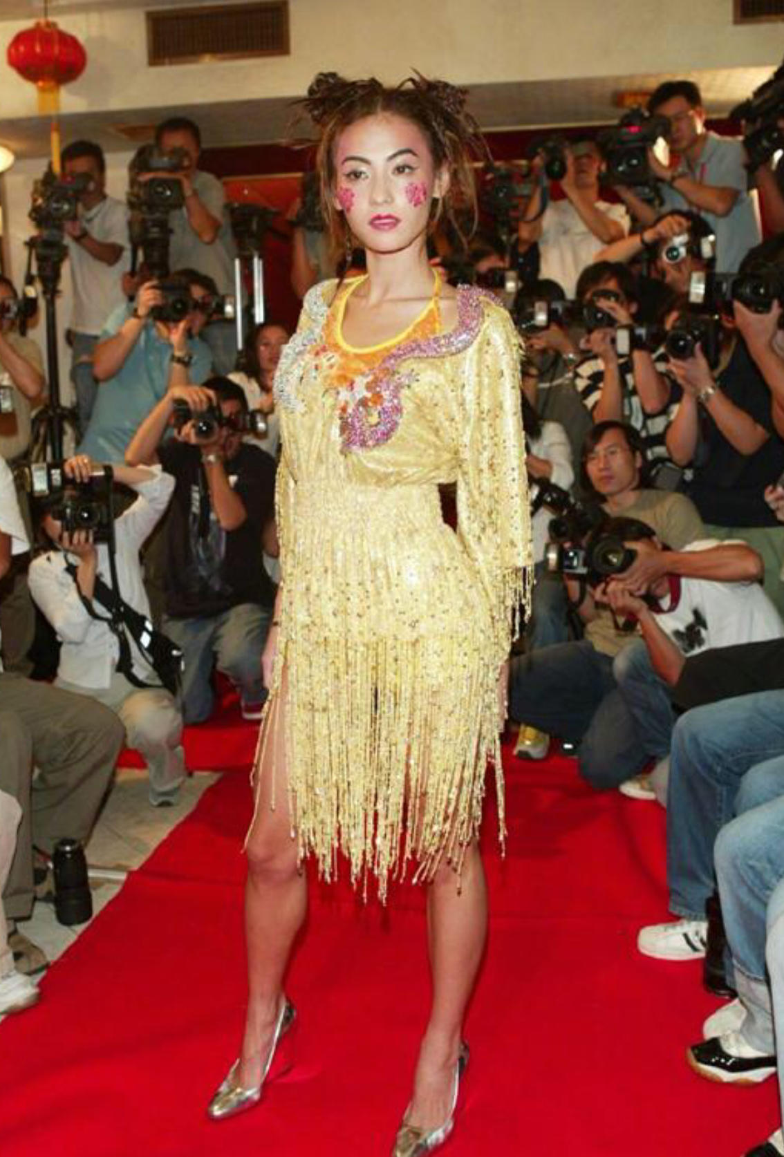 潘晓婷|张柏芝终于在美貌上翻车，流苏裙配脏辫太浮夸，脸上妆容一言难尽