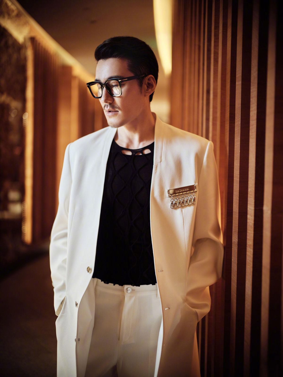 男士穿衣搭配杂志 胡兵真大胆,51岁敢穿“半透明”打底衫亮相,这造一般人驾驭不了