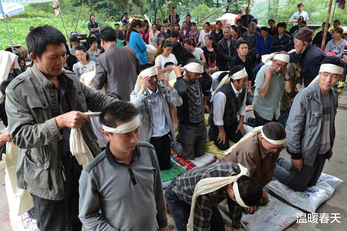 温暖春天|50岁丈夫意外过世,四任妻子齐聚葬礼,只有现任妻子没有一滴眼泪