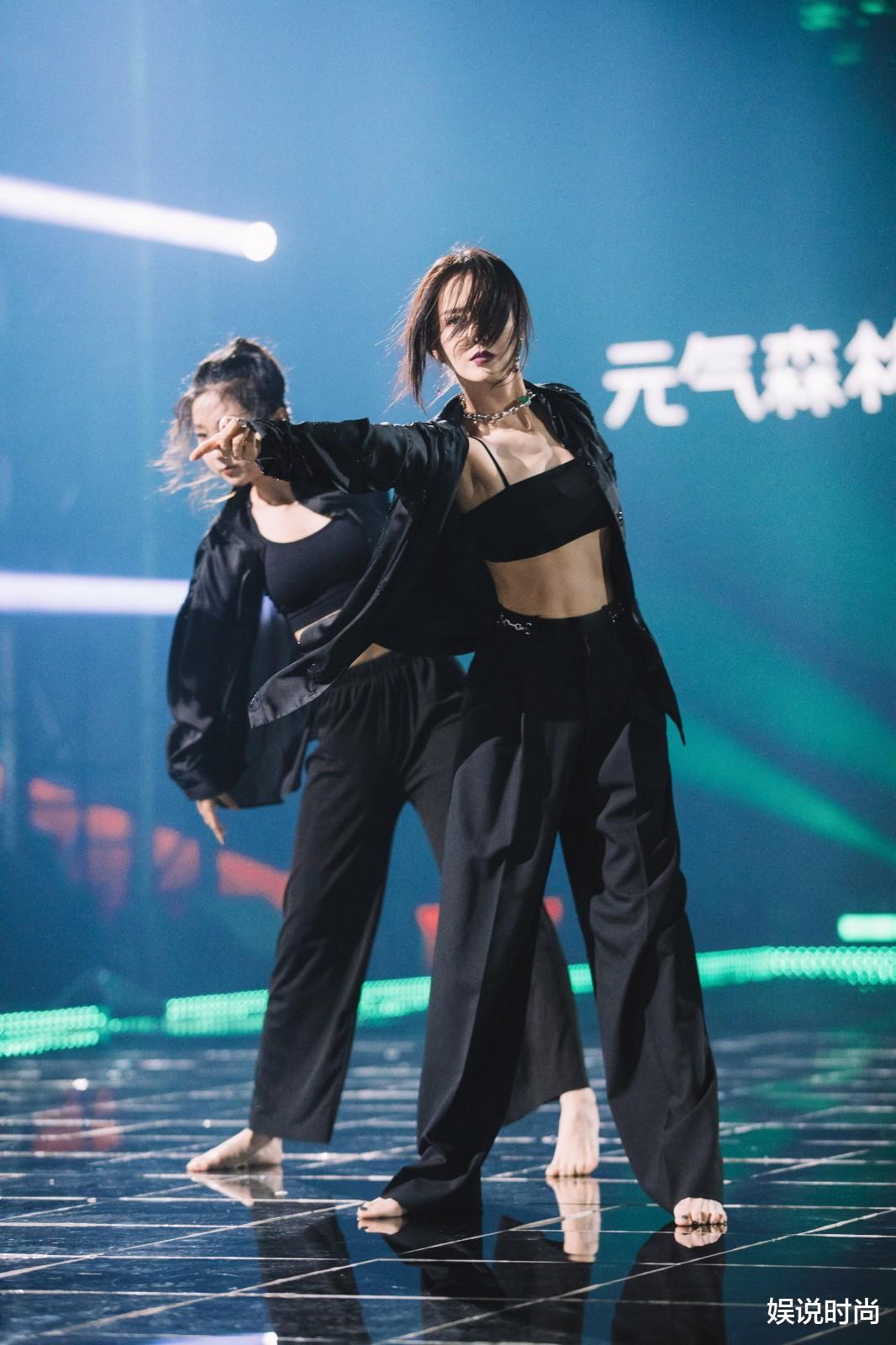 娱说时尚 佟丽娅放飞自我有多可怕,女团风感觉要飞起来了,挡不住的时尚