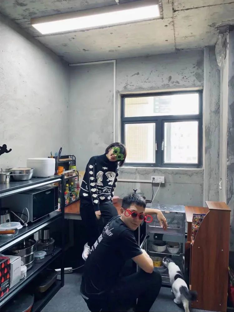 没钱装修，90后情侣直接入住170平毛坯房，生活却被无数人羡慕