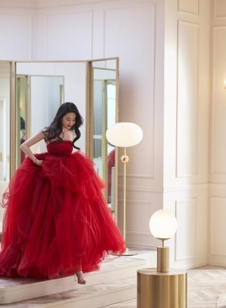 大衣 刘亦菲身披复古红大衣,戴闪耀珠宝有名媛范儿!红唇妆容很美