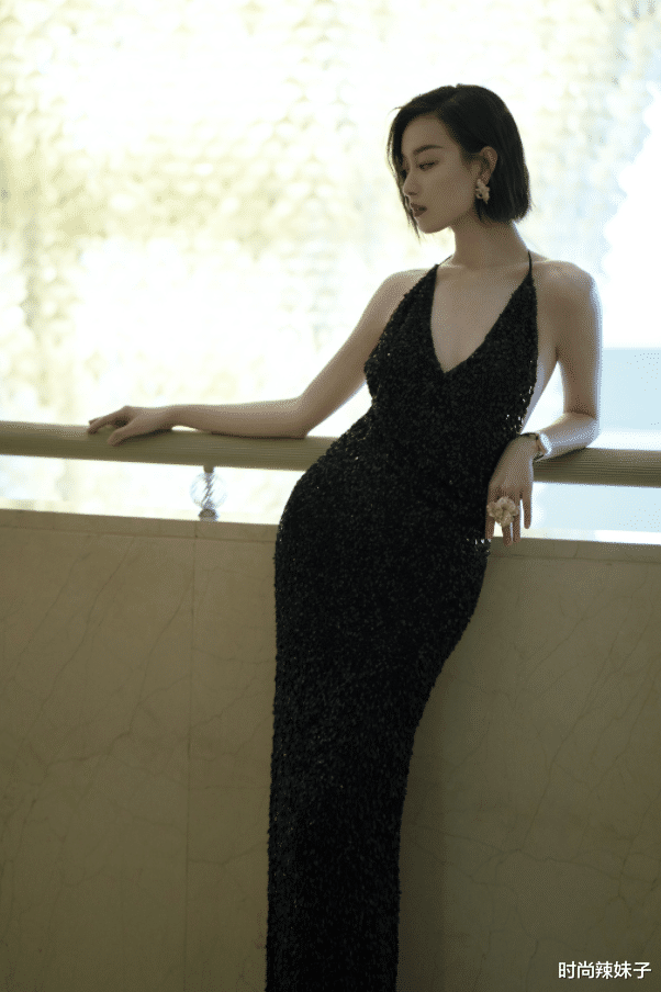 倪妮|倪妮不愧是“性感女神”，大胆挑战挂脖裙，这身材羡慕不来