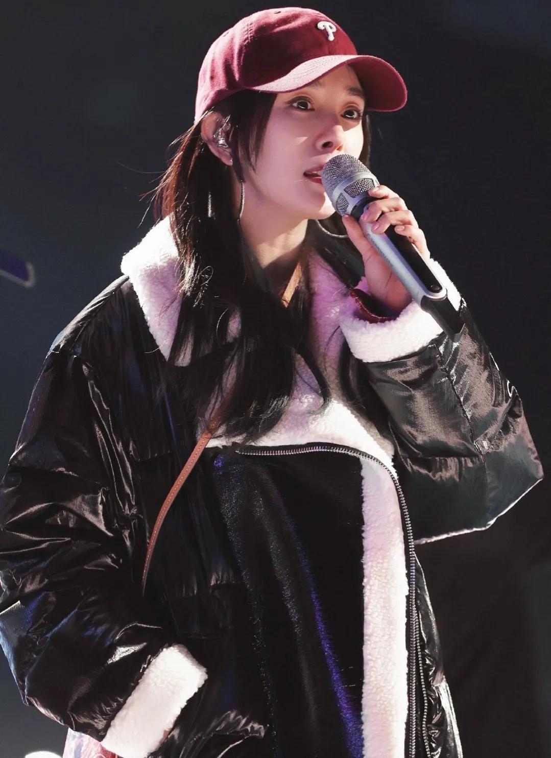 杨幂|多面女神杨幂，名副其实兼具才华与情商，不成功才怪呢