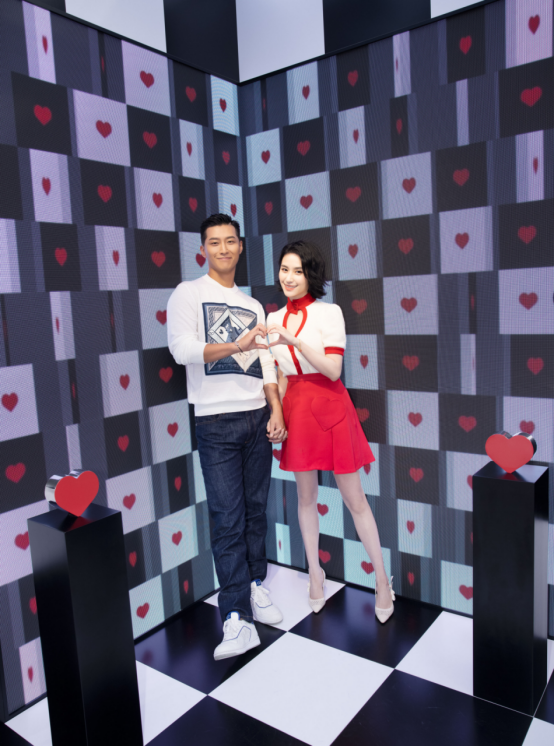 BiuFashion|“最美千金”何超莲再撒糖,穿红裙站窦骁身旁真恩爱,让人羡慕