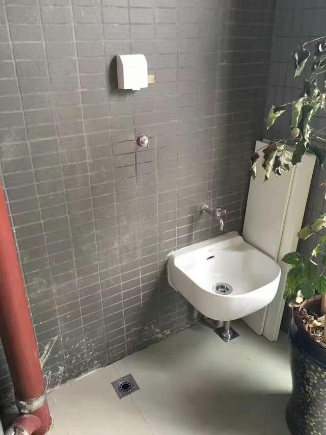 |婆婆帮忙装修的婚房,整体硬装还是不错的,可窗户为什么不装栏杆