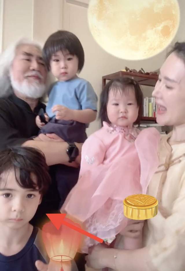 张纪中|70岁张纪中晒全家福庆中秋!混血儿子罕见露面,曾否认其是私生子