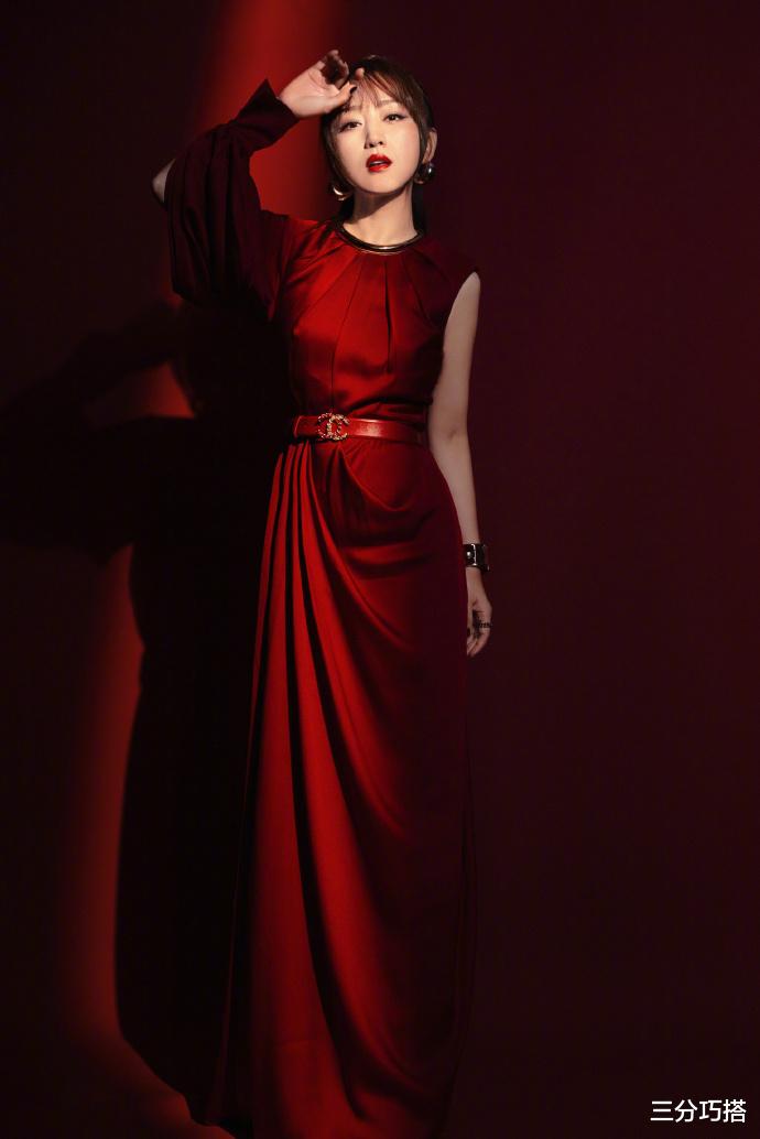 穿衣搭配|49岁杨钰莹美出了新高度，一身珠宝用料很扎实，搭高马尾辫太少女