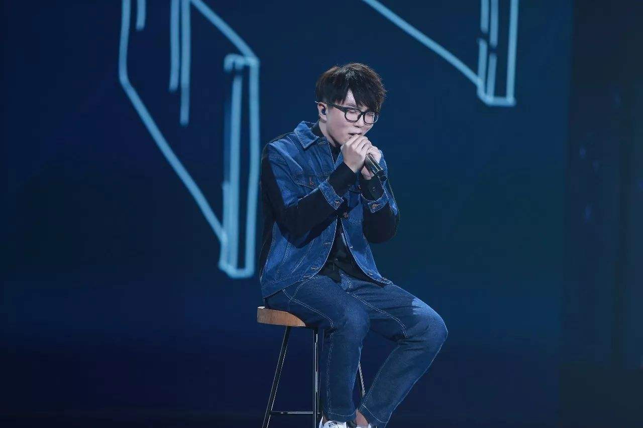 张艺兴|黄磊犀利点评张艺兴歌曲,我又想到了当年华晨宇对毛不易的点评