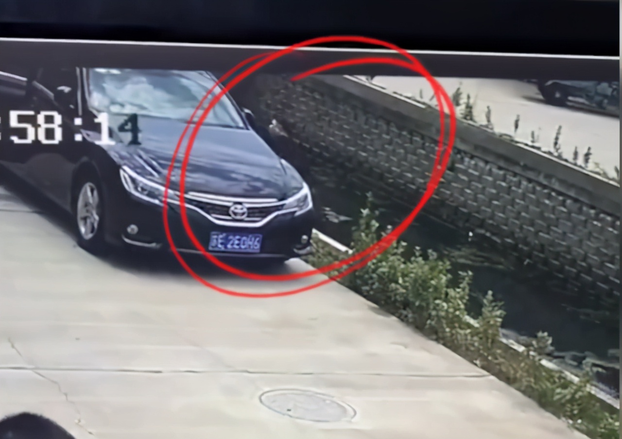 安然說社會(huì) 江蘇一男子上車時(shí)，不慎掉下水溝，默默爬上后發(fā)現(xiàn)全程沒人注意到