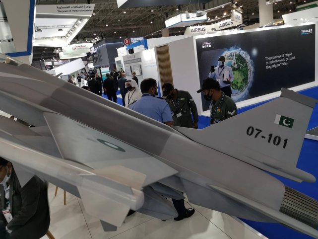 飞行员|宿敌秒变朋友？巴铁主动邀请印军飞行员，近距离参观枭龙战机