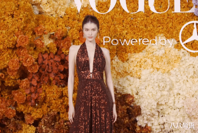 口红 超模走红毯！吕燕穿皮质套装红唇点缀，98年的陈瑜清新又活力四射