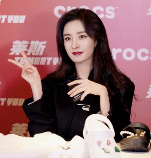 杨幂|杨幂买打折衣服，闺蜜陪伴选购，女星跟普通人一样平民化