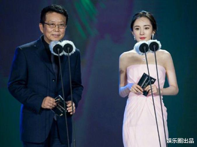 杨幂|杨幂穿粉色露肩装真显嫩，与黄建新同台，被指“像爷爷和孙女”