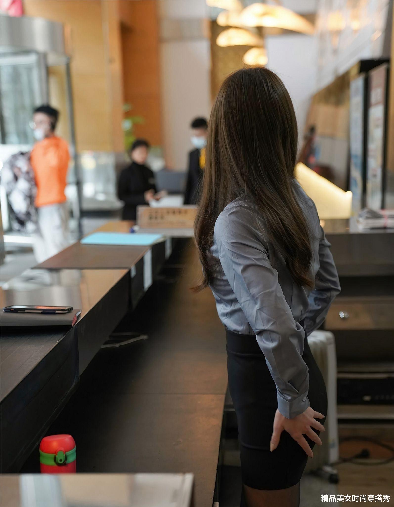 中超|简约而不简单的搭配其实是最时尚有型的穿搭，职场女性必备