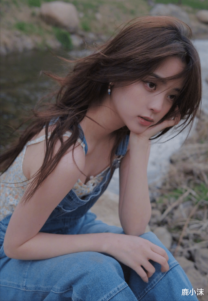 鹿小沫|欧阳娜娜真是“女大十八变”，初秋新造型可纯可欲，小个子这样穿时髦又减龄
