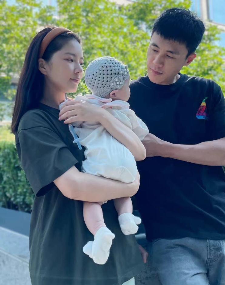 相声|杜淳王灿带女儿晒太阳，小蛋饺脸颊肉乎乎的，被爸爸举高高超有爱