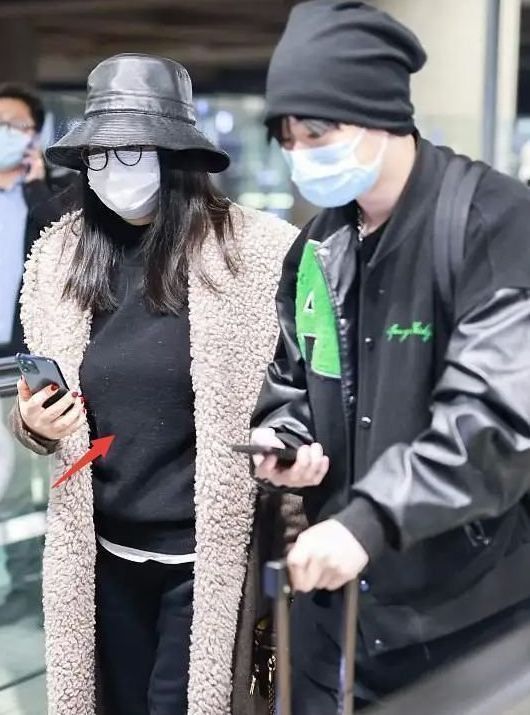 杨幂|李湘恋情再添实锤？与年轻男子现身酒店，搬行李与对方同居