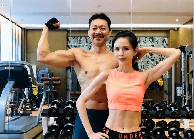 张丰毅|65岁张丰毅一身“横肉”携手小龙女“开练”