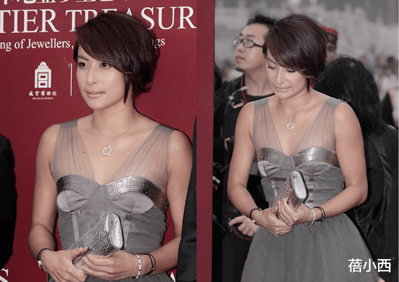 郭晶晶|郭晶晶学时髦了，罕见性感打扮，穿灰色裙身材一般但靠气场就赢了