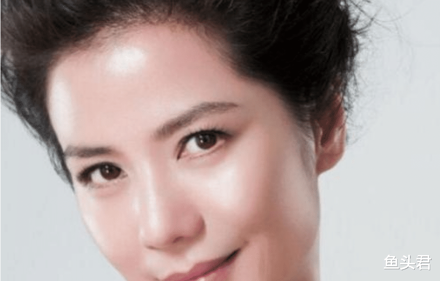 成龙|她拒绝成龙与刘德华的追求，为亡夫守寡至今，61岁依旧美丽动人