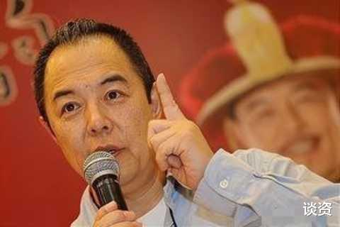 张铁林|63岁张铁林近照曝光，白发苍苍老态明显，与小8岁女友法国安度晚年