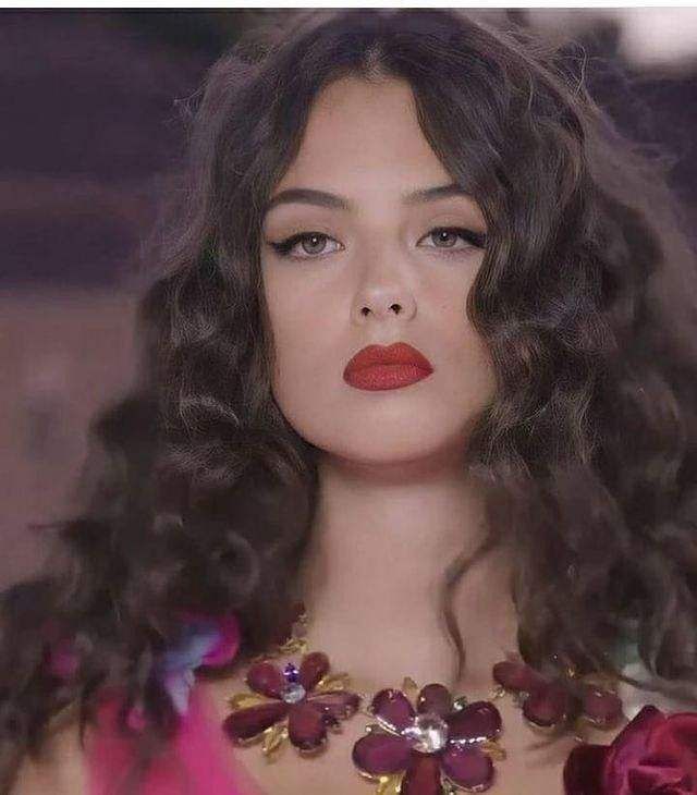 莫妮卡·贝鲁奇|什么样的颜值才能称得上“地球球花”?看看她的脸就知道了!