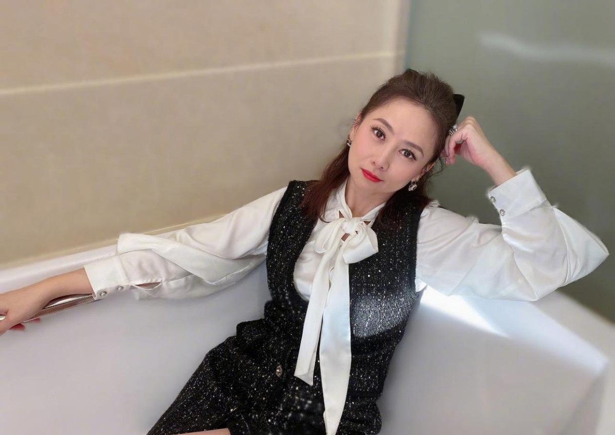 BiuVogue|优雅性感与年龄无关，翁虹大胆穿着紧身裙子风采依旧，不像50多岁