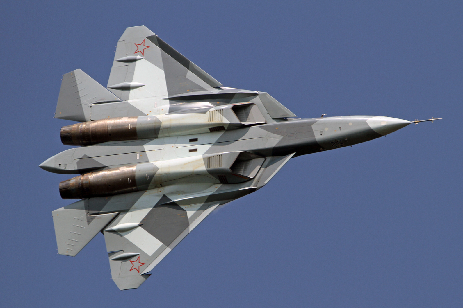 社会热导天天看 战机飞行员年薪比拼：美国140万，俄罗斯14万，中国飞行员多少呢