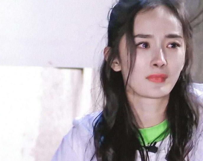 杨幂|杨幂终于示弱，离婚一年首谈刘恺威哭成泪人，坦言道：对不起