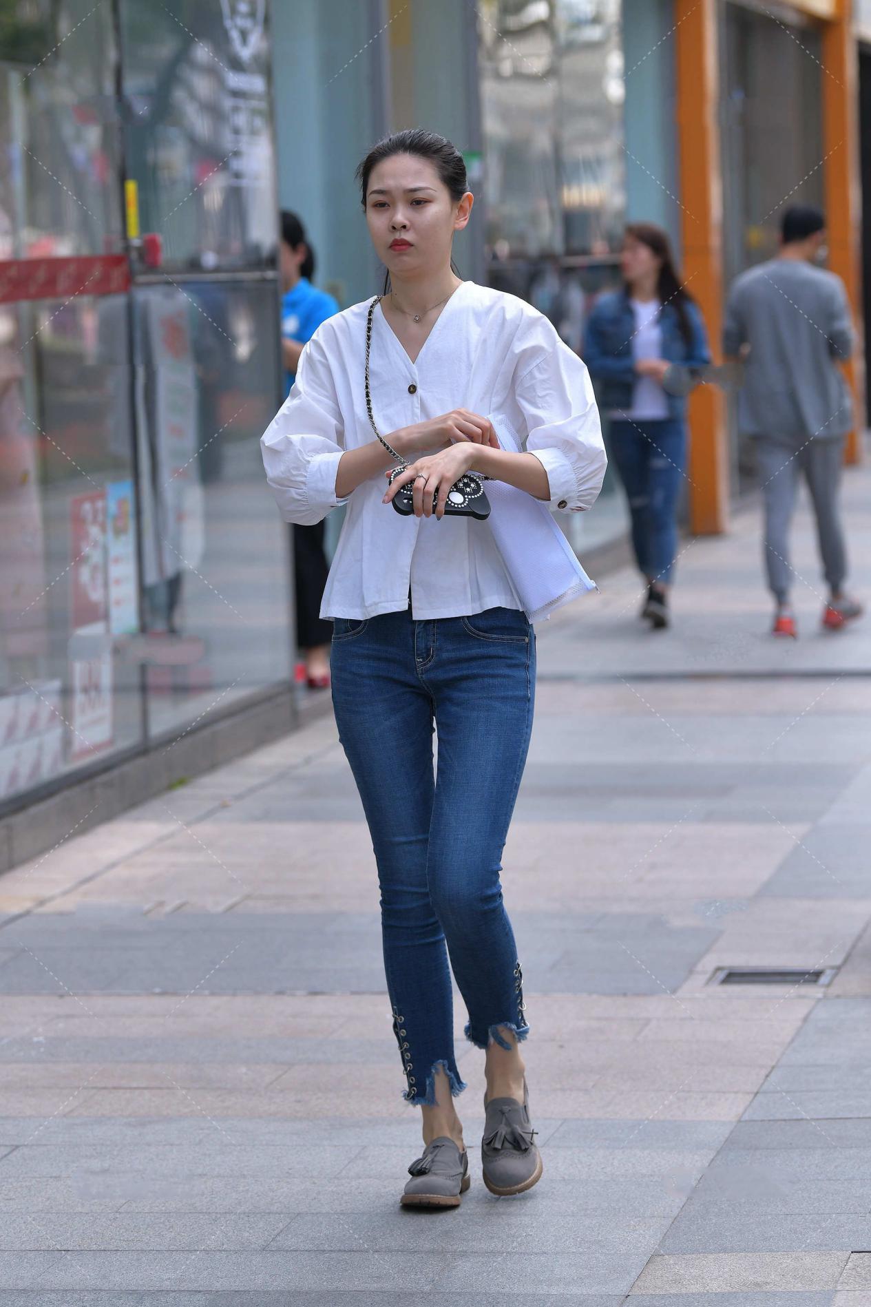 衬衫|白衬衫与牛仔裤的穿搭，既适合日常逛街，平时上班穿