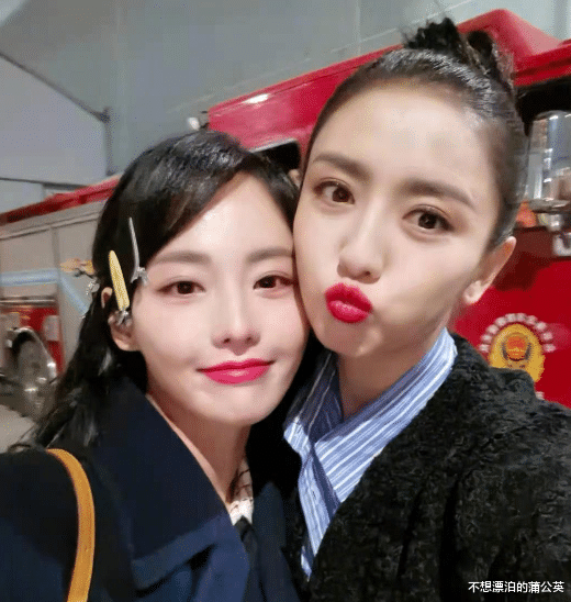 佟丽娅|佟丽娅为《唐探3》宣传，合影比刘昊然脸小一圈，陈思诚低调出镜
