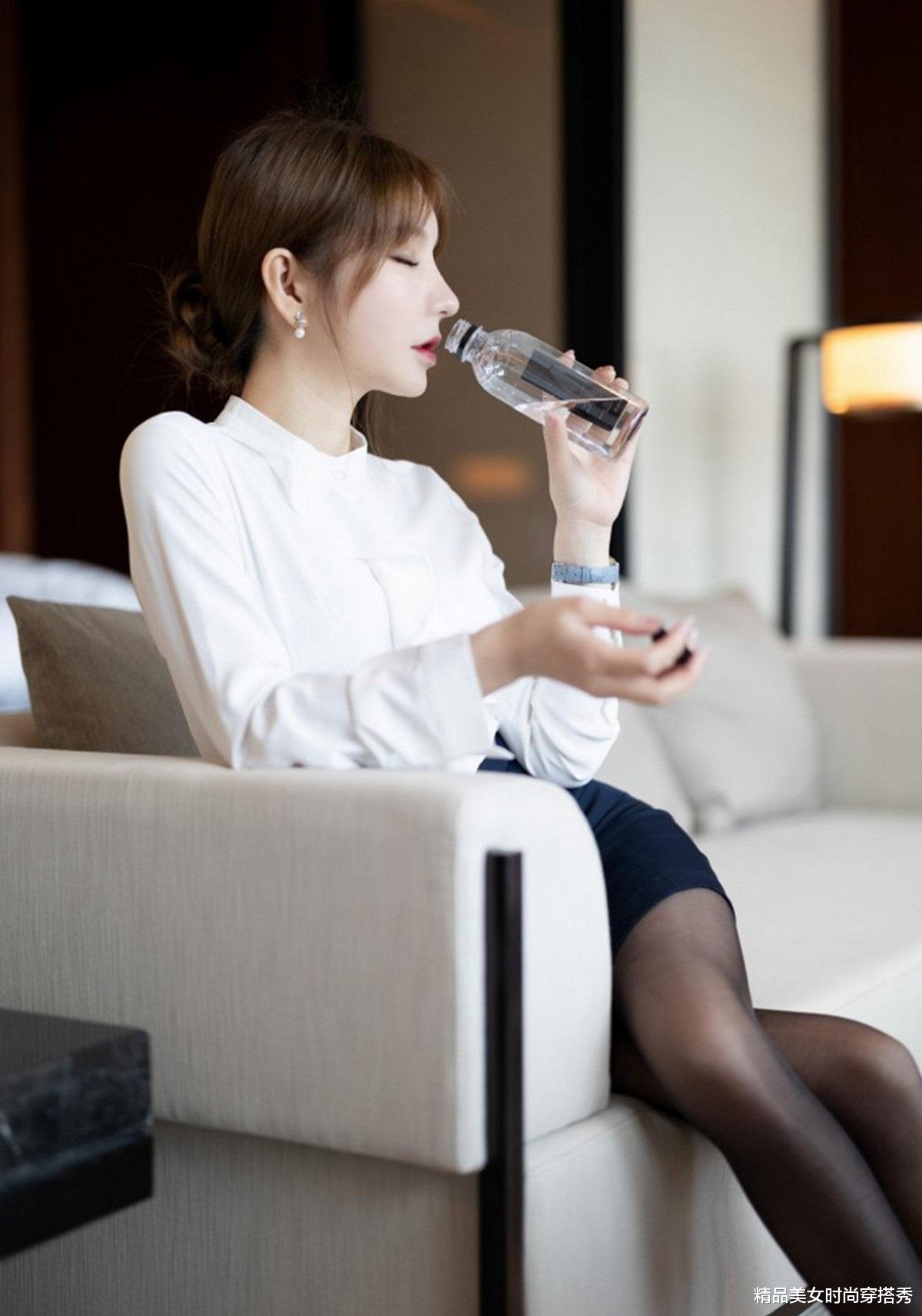 小姐姐|小姐姐整体气质优雅干练，一身职业装一样美丽出众，有着女王范