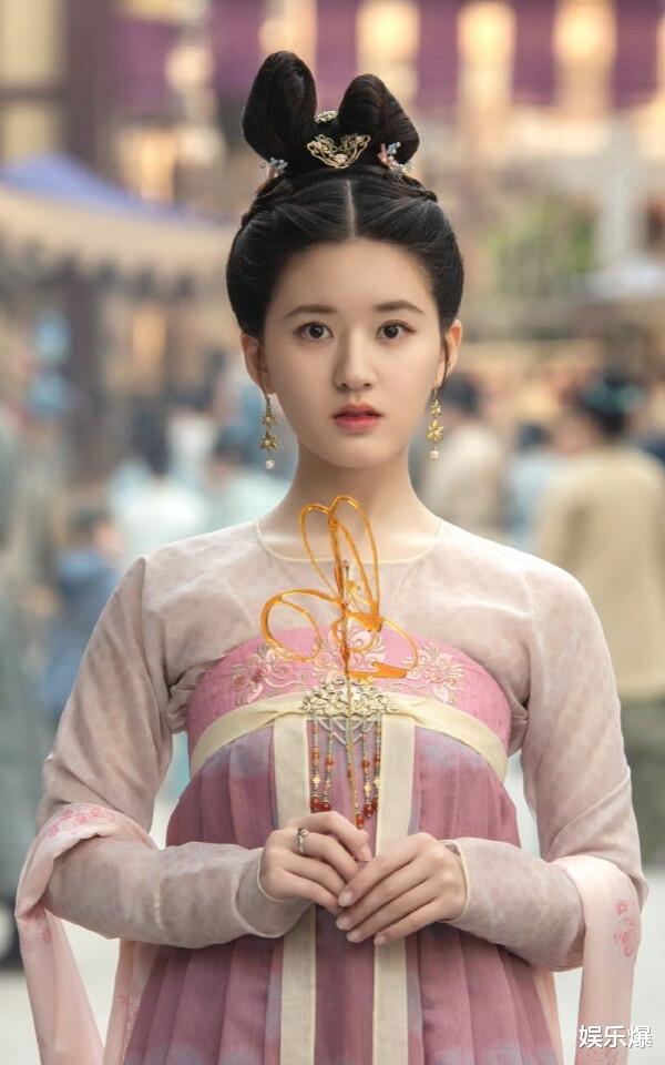 迪丽热巴|迪丽热巴新剧路透曝光，身穿红衣明艳动人，却与赵露思撞发型