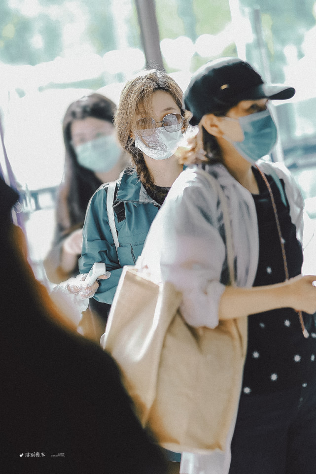 时尚风行派|刘诗诗罕见扮酷一回！扎鱼骨辫头发却干枯蜡黄，气质绝美真太少见