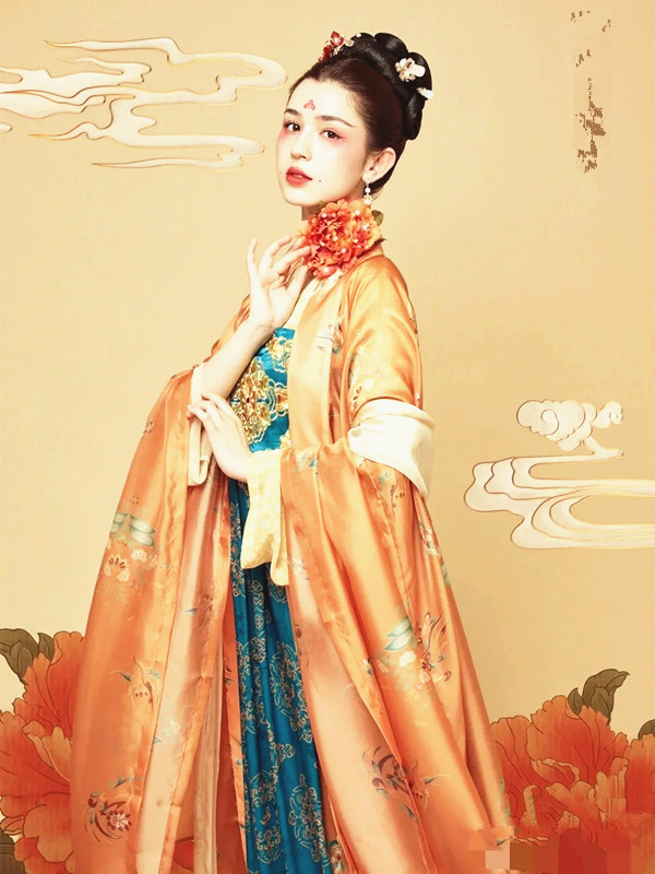 演绎|“西域美人”哈妮克孜演绎飞天之美,金钗薄纱,皆是神秘之源